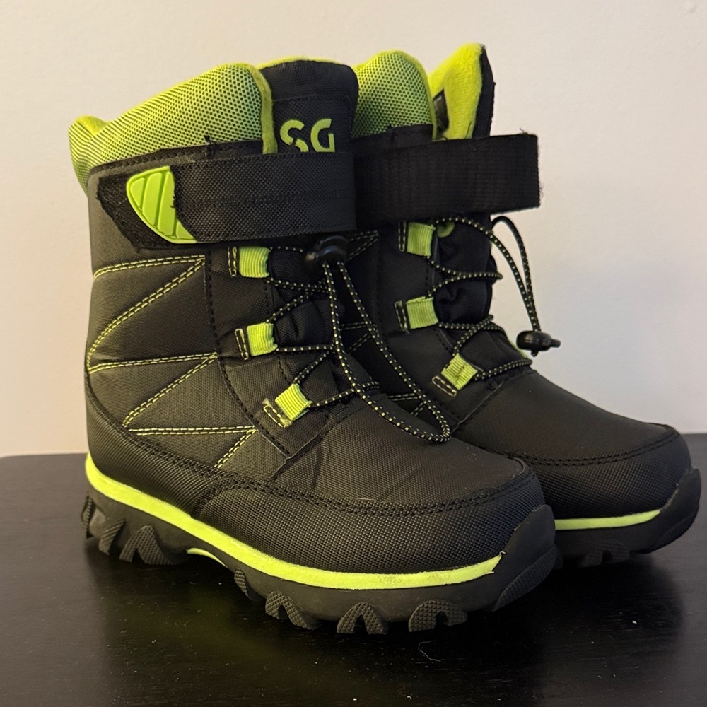 DSG Kids' Menace 100g Winter Boots - Black & Neon Green